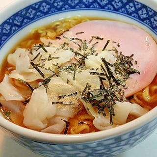 茹でキャベツとハムと刻み海苔の味噌ラーメン